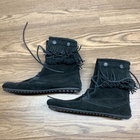 Minnetonka Women's 9  Moccasin Boot Double Fringe Lace-up Suede Tramper BoHo - Picture 3 of 11